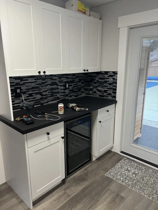 Warm up the kitchen with removable backsplash
