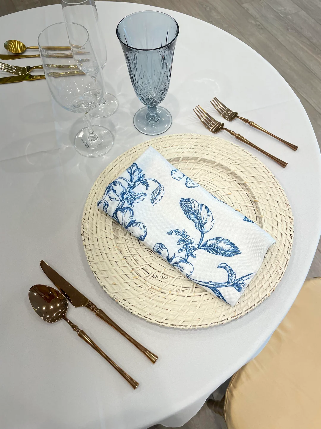 cloth napkins table setting
