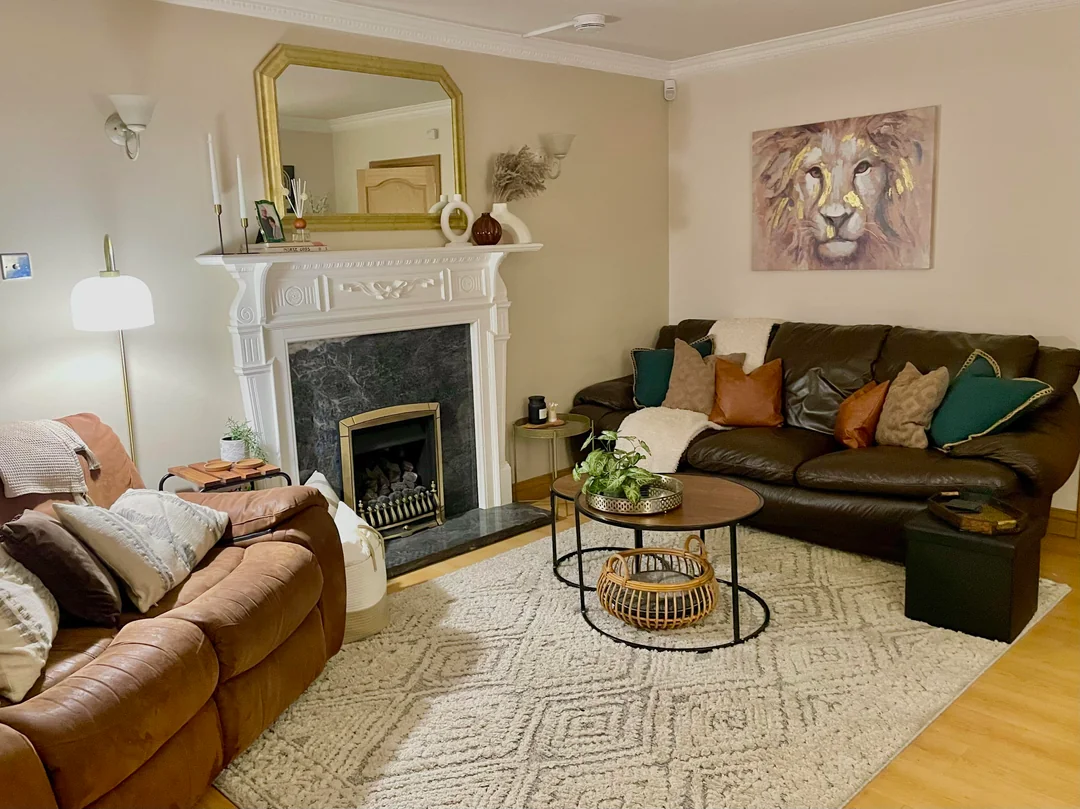 clutter free leather sofa living room