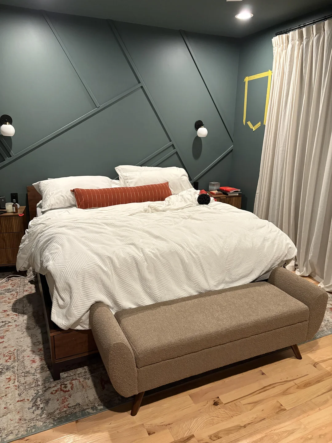 king bed with foot bench
