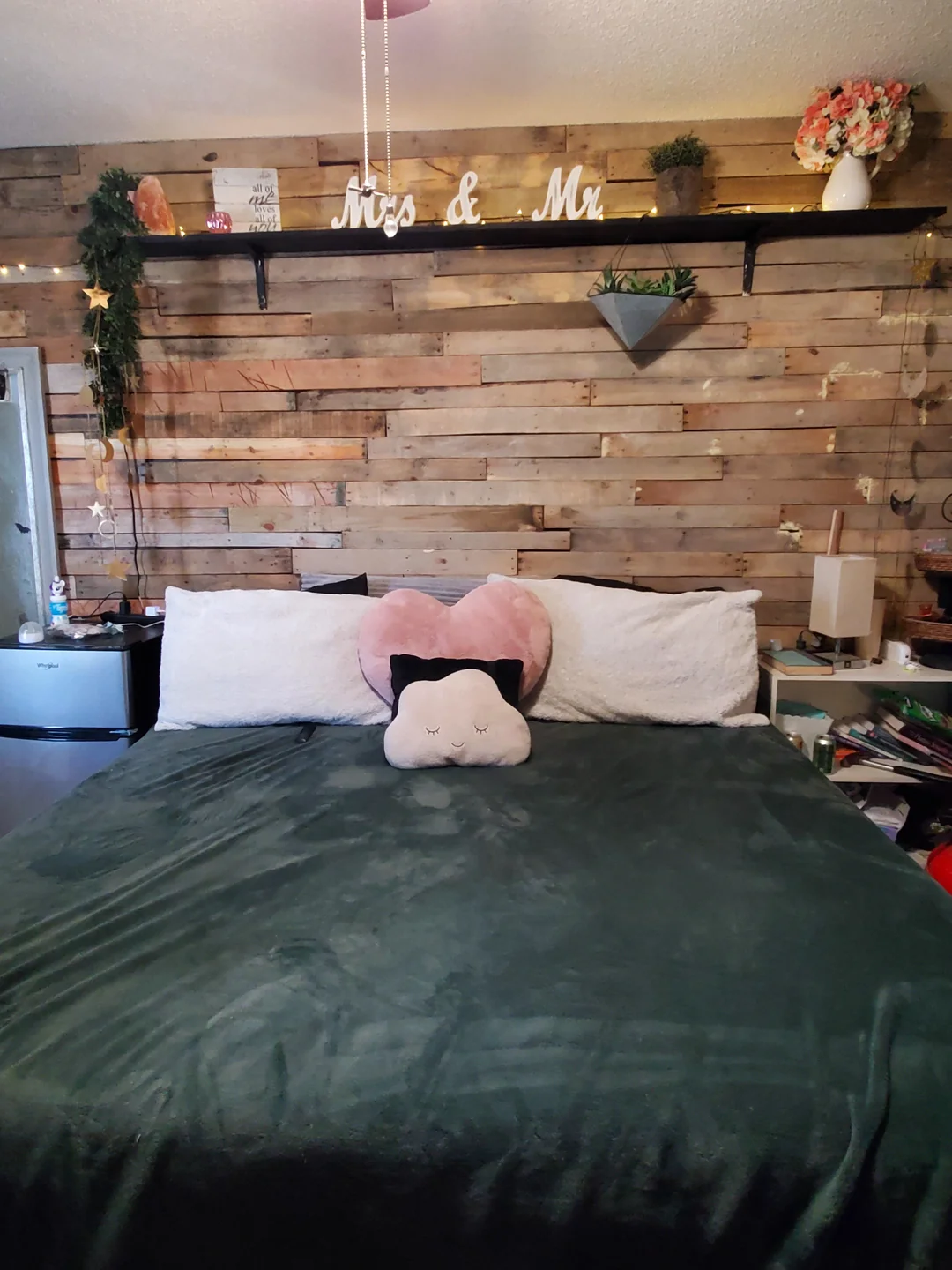 accent wall behind king bed
