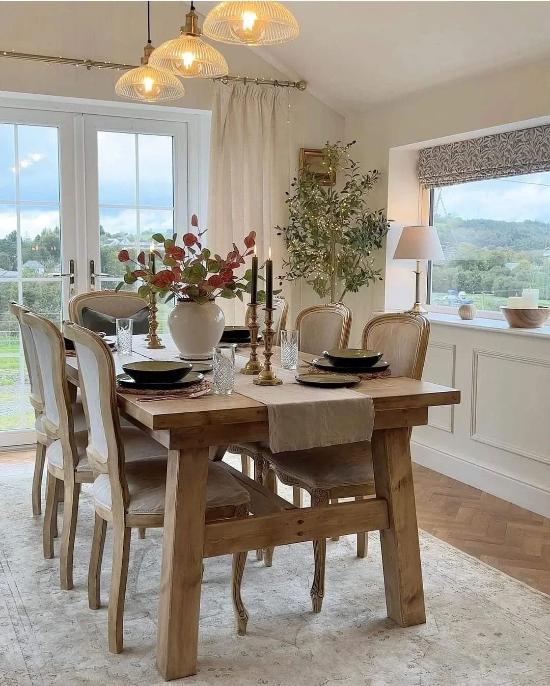 single vase dining table decor