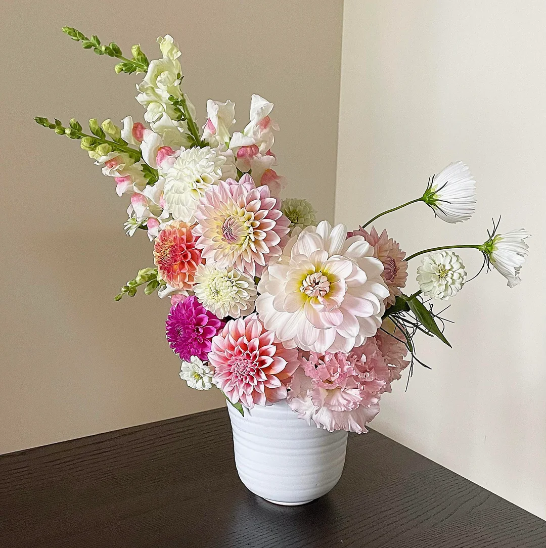 small flower vase dining table