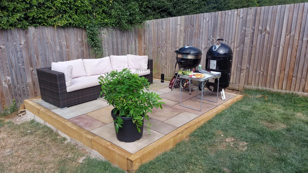 garden seating area around bbq plants
