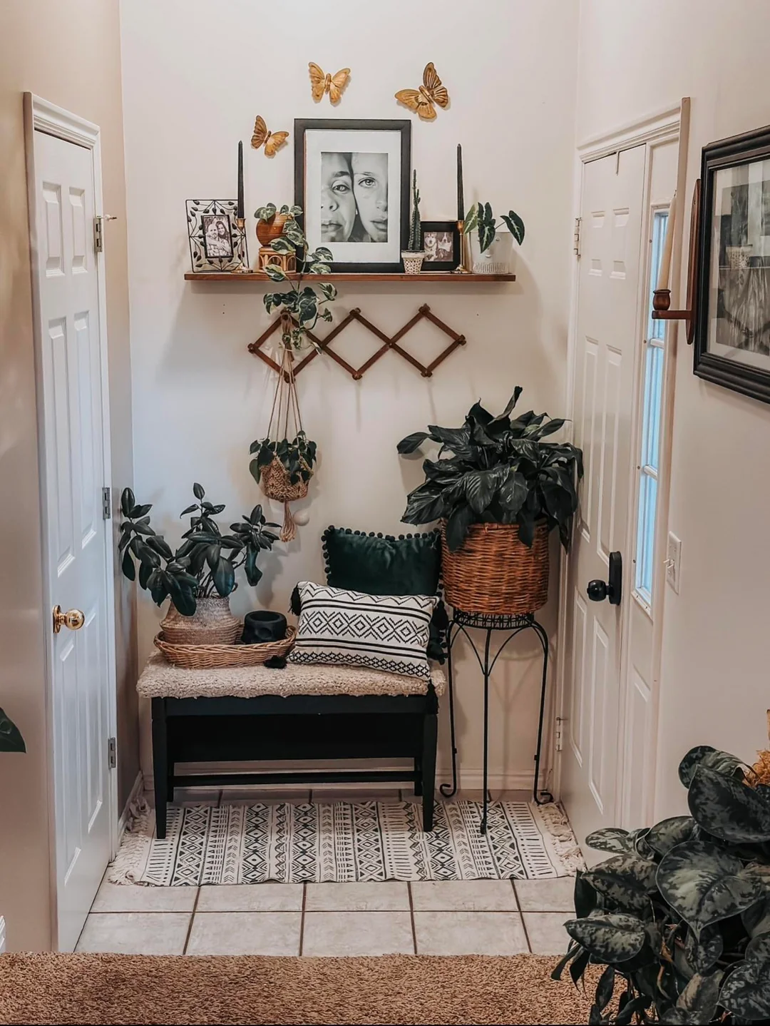 eye catching entryway setup