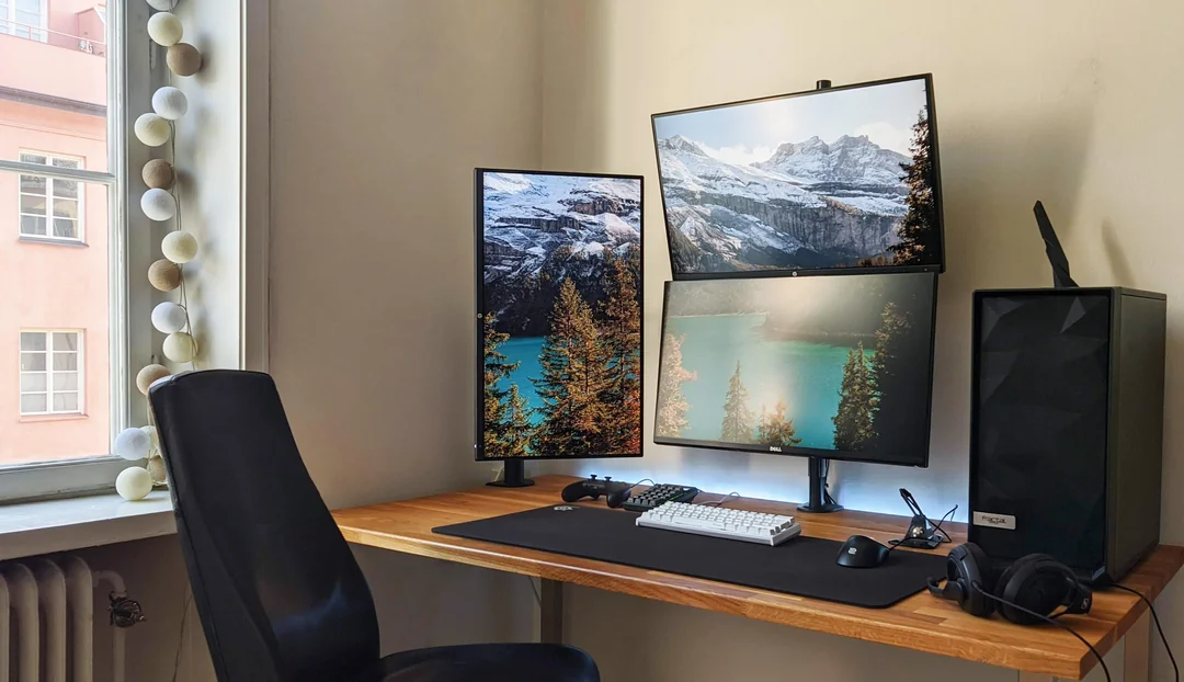 triple monitor gaming setup desk
