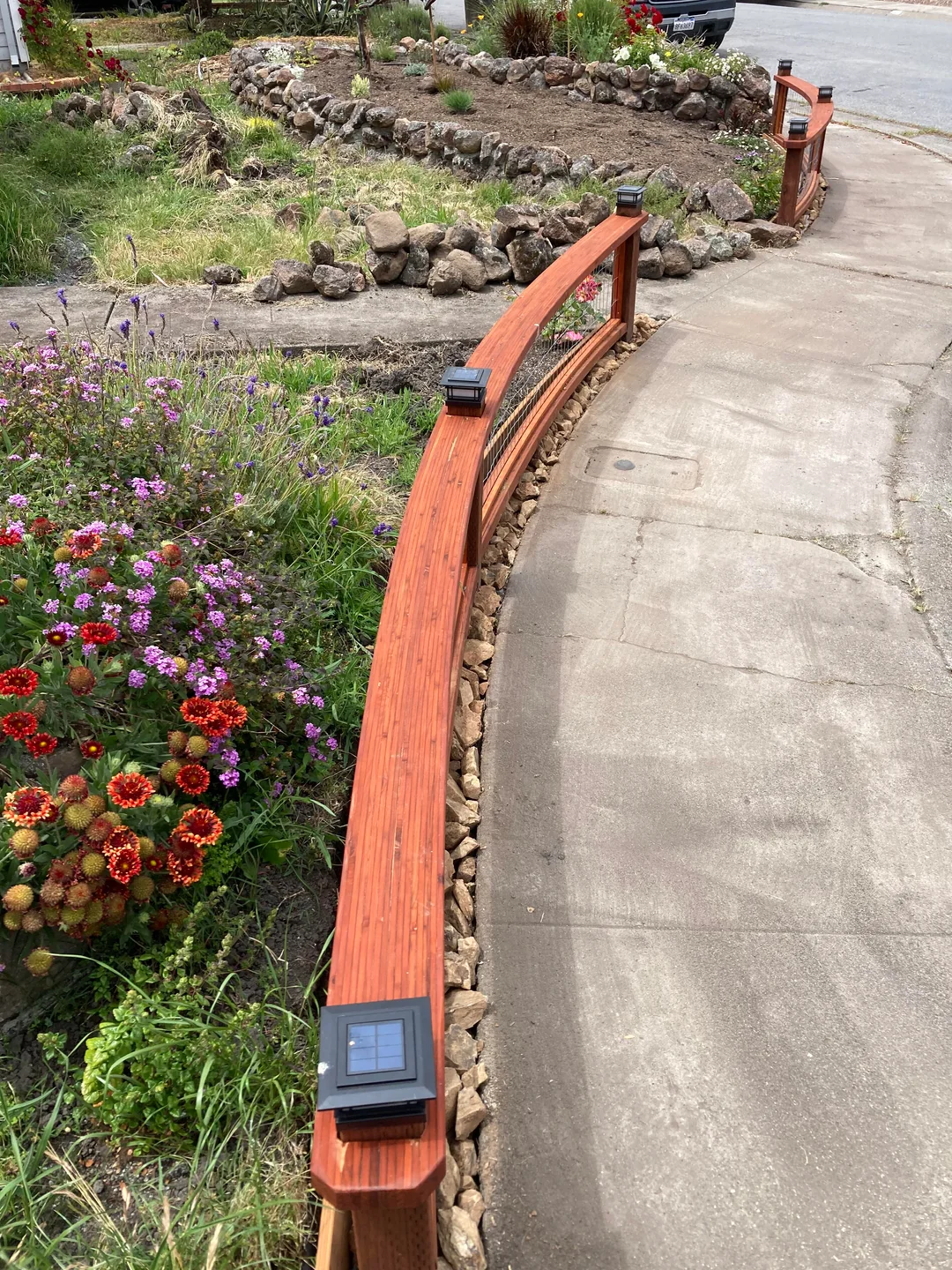 curved wood fence garden design
