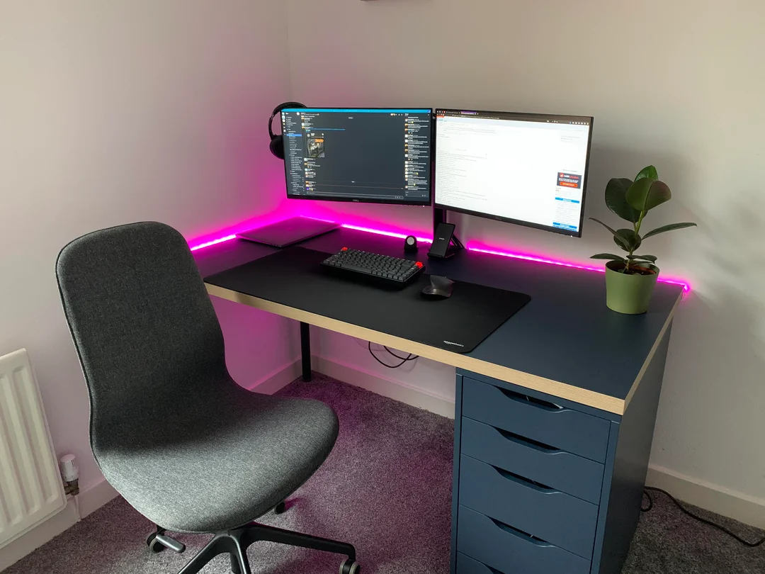 no wires gaming setup clean desk
