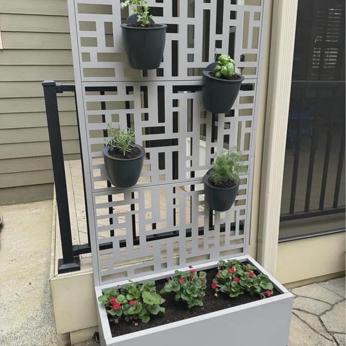privacy screen with planter box backyard design
